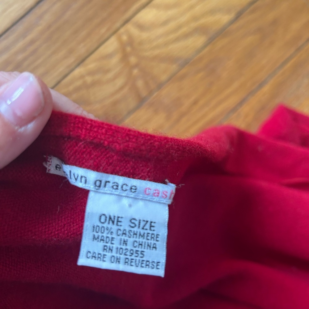 Elegant Red Cashmere Wrap - Picture 2 of 3